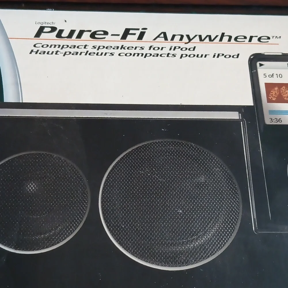 Logitech pure-fi anywhere compact speakers for iPod comes with case and box